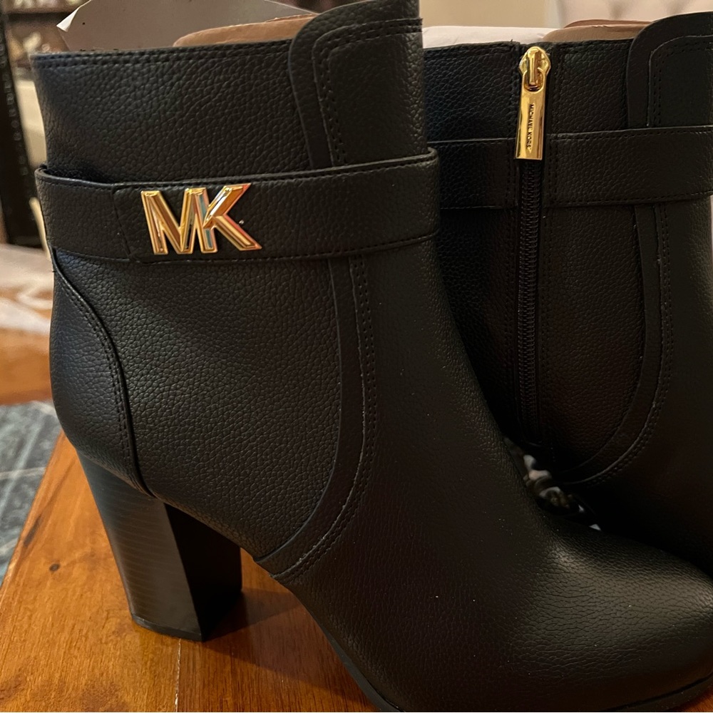 Brand new Michael kors Jilly heeled bootie size9.5
